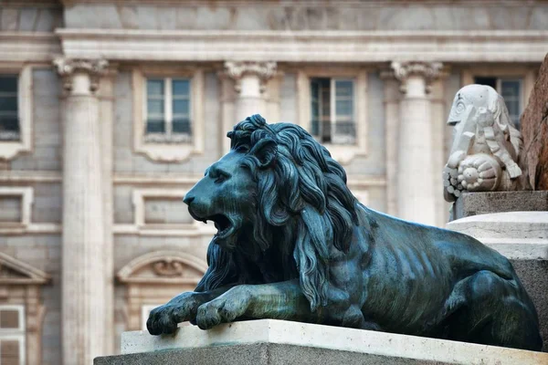 Madrid Kraliyet Sarayı aslan heykeli — Stok fotoğraf