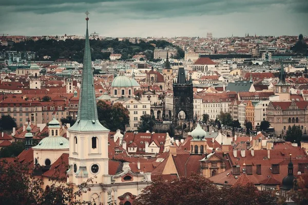 Na dachu panoramę Pragi — Zdjęcie stockowe