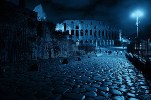 Coliseu em Roma à noite — Fotografia de Stock