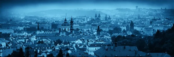 Praha-panorama med taktekking på taket – stockfoto