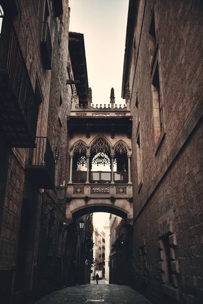 Pont del Bisbe en el Barrio Gótico de Barcelona —  Fotos de Stock