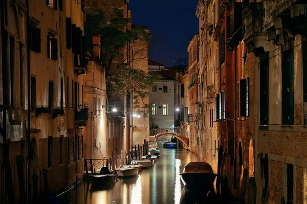 Venetië canal nacht brug — Stockfoto