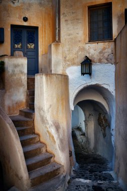 Santorini Adası sokak görünümü