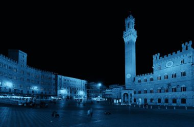 Siena City Hall çan kulesinde gece