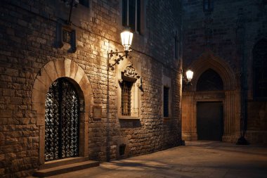 Gothic Quarter gece sokak görünümü