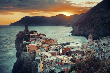 Cinque Terre 'de Vernazza gün batımı