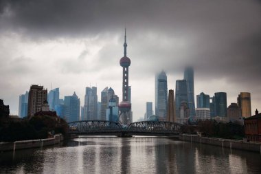 Şehir manzarası bulutlu gökyüzü manzaralı shanghai