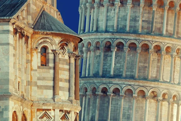 夜の傾いた塔ピサのクローズ アップ — ストック写真