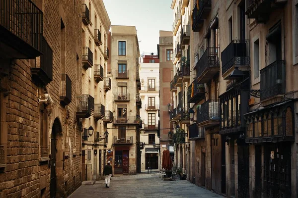 Oude gebouwen in de gotische wijk in Barcelona — Stockfoto