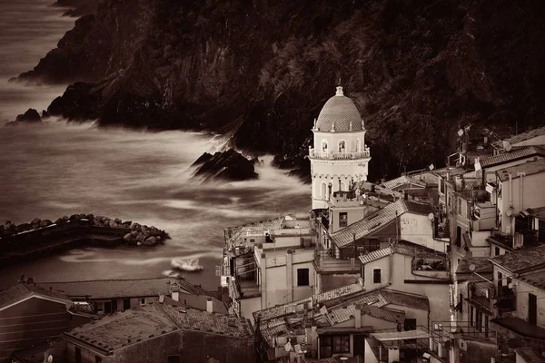 Vernazza Cinque Terreに教会 — ストック写真