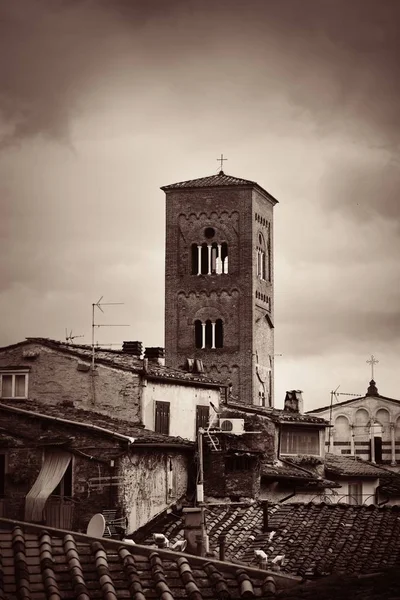 Башня Лукки в Кьеза-Сан-Пьетро — стоковое фото