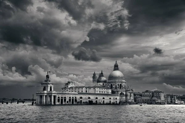 Paysage nuageux et église Santa Maria della Salute — Photo