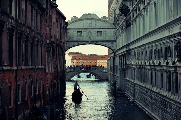 Bridge of Sighs ve gondol — Stok fotoğraf