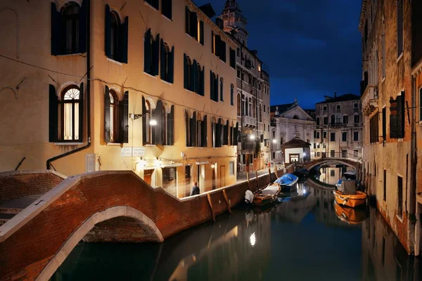 Venedik canal gece köprü — Stok fotoğraf