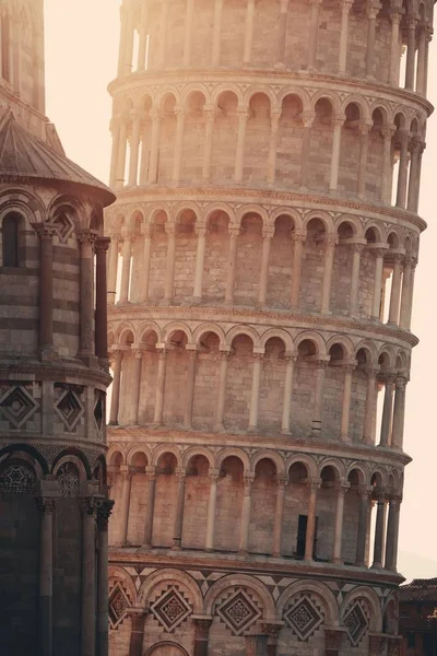 日の出の傾いた塔ピサのクローズ アップ — ストック写真
