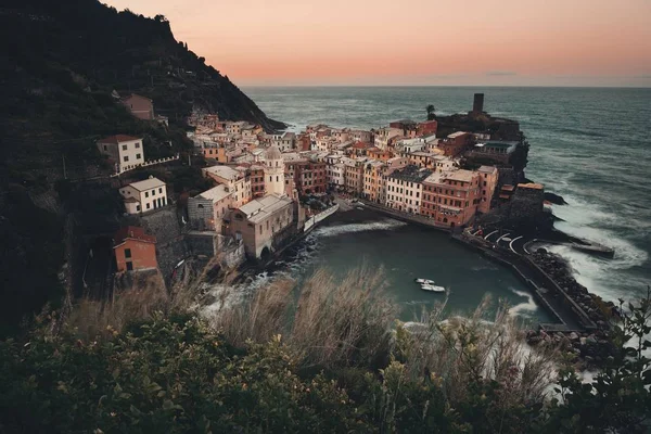 Edificios de la bahía de Vernazza y el mar en Cinque Terre — Foto de Stock