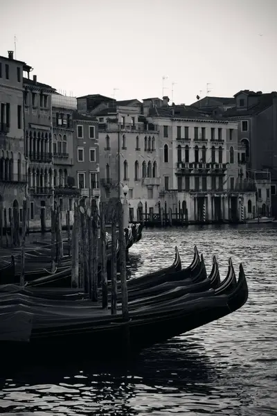 Venezianische Gondel im Kanal — Stockfoto
