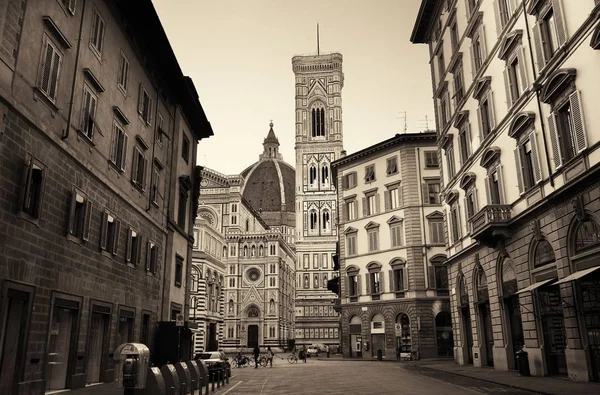 Duomo Santa Maria Del Fiore près de la rue — Photo