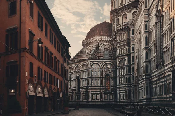 Duomo Santa Maria Del Fiore крупным планом на улице — стоковое фото
