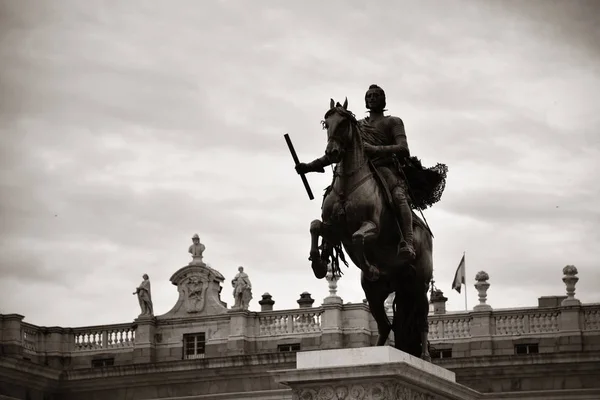 Madrid Kraliyet Sarayı Felipe IV heykeli — Stok fotoğraf