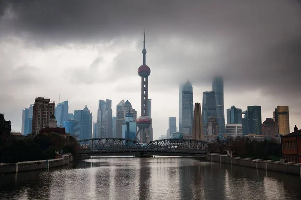 Шанхай вид на міський горизонт з похмуре небо — стокове фото