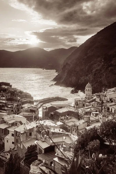 Vernazza gebouwen en zee in Cinque Terre zwart-wit — Stockfoto