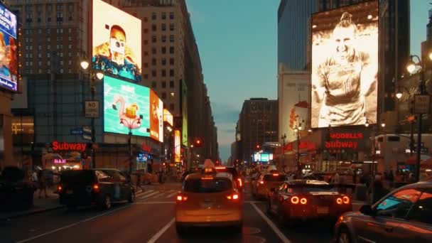 纽约市第七大道驾车景观黄昏 — 图库视频影像