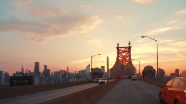 Hiperlapso de puesta de sol en el puente Queensboro de Nueva York — Vídeo de stock