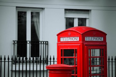 telefon kulübesi ve posta kutusu