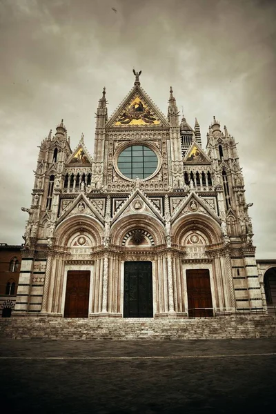 Catedral de Siena en un día nublado — Foto de Stock