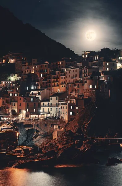 Manarola w nocy Cinque Terre wschodzi księżyc — Zdjęcie stockowe