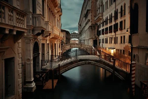 Venedik canal gece köprü — Stok fotoğraf