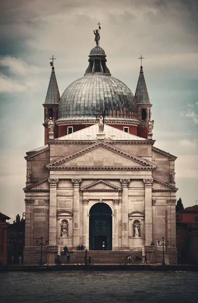 Iglesia de Venecia con cúpula —  Fotos de Stock