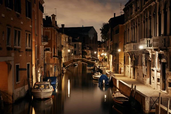 Venedik canal gece — Stok fotoğraf