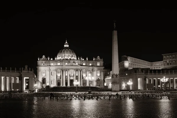 St Peters Basilica's nachts — Stockfoto