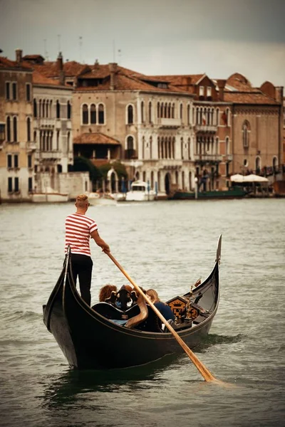 Gondel in kanaal in Venetië — Stockfoto