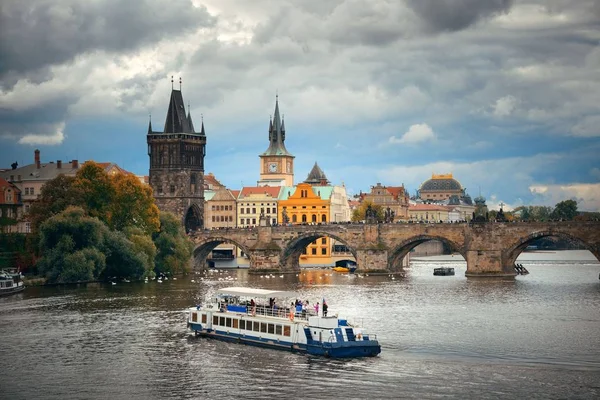 Skyline de Praga y puente — Foto de Stock