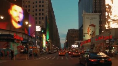 New York City 7th avenue sürüş görünümü alacakaranlık