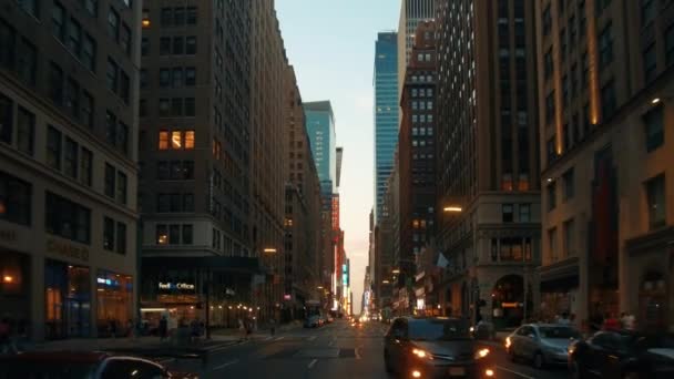 New York City 7th Avenue körning Visa skymning — Stockvideo