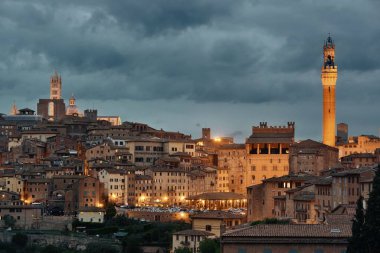 Siena akşam çan kulesi ile