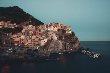 Cinque Terre gecesinde Manarola