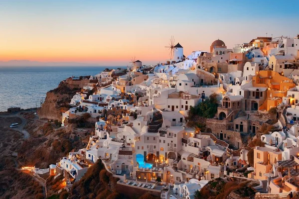 Santorini skyline zonsondergang windmolen — Stockfoto