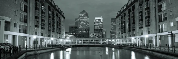 Londra Canary Wharf di notte — Foto Stock