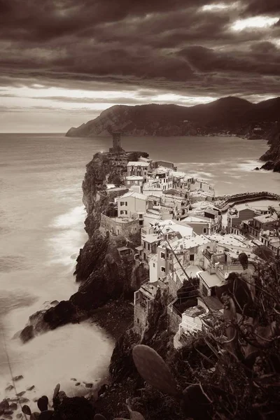 Vernazza gebouwen en zee in Cinque Terre zwart-wit — Stockfoto