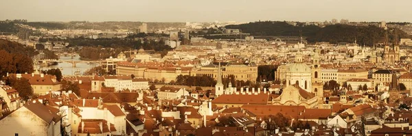 Prag manzarası çatı görünümü panorama — Stok fotoğraf