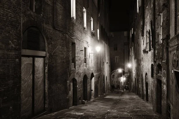 Siena rua vista noturna — Fotografia de Stock