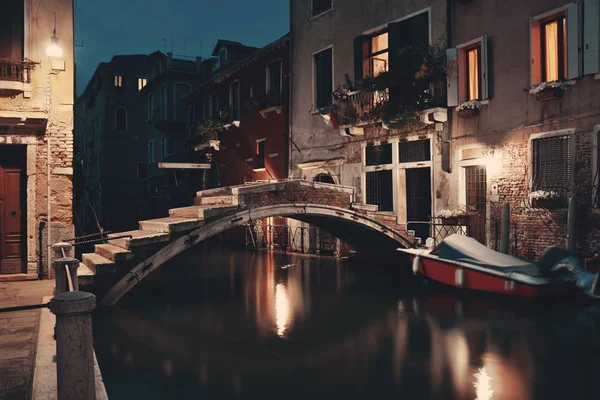 Venedik canal gece köprü — Stok fotoğraf