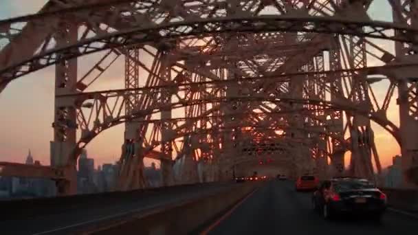 Puesta de sol en el puente Queensboro de Nueva York — Vídeo de stock