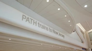 New York City, Abd - 25 Temmuz 2019: One World Trade Center Oculus hub'da New Jersey'e giden yol istasyonu