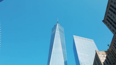 New York City, ABD - 25 Temmuz 2019: Mavi gökyüzüile One World Trade Center dış sokak görünümü.